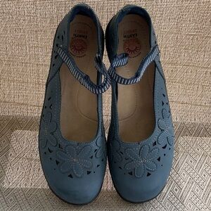 Earth Spirit Blue Strappy Loafers with Floral Cutout Design size 8.5